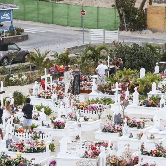 Laeticia Hallyday, Jean-Claude Camus - Laeticia Hallyday s'est recueillie sur la tombe de Johnny Hallyday avec Jen-Claude Camus accompagné de sa fille Isabelle et de son petit-fils Joalukas au cimetière de Lorient à Saint-Barthélemy le 24 avril 2018.