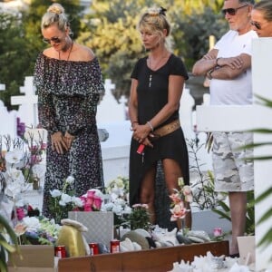 Laeticia Hallyday, Jean-Claude Camus avec sa fille Isabelle Camus, Marie Poniatowski - Laeticia Hallyday s'est recueillie sur la tombe de Johnny Hallyday avec Jean-Claude Camus accompagné de sa fille et de son petit-fils au cimetière de Lorient à Saint-Barthélemy le 24 avril 2018.