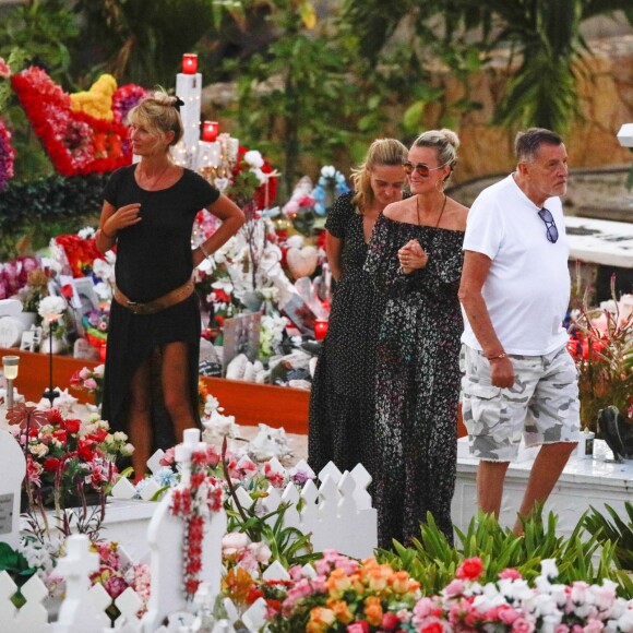 Laeticia Hallyday, Jean-Claude Camus avec sa fille Isabelle Camus, Marie Poniatowski - Laeticia Hallyday s'est recueillie sur la tombe de J. Hallyday avec JC Camus accompagné de sa fille et de son petit-fils au cimetière de Lorient à Saint-Barthélemy le 24 avril 2018.