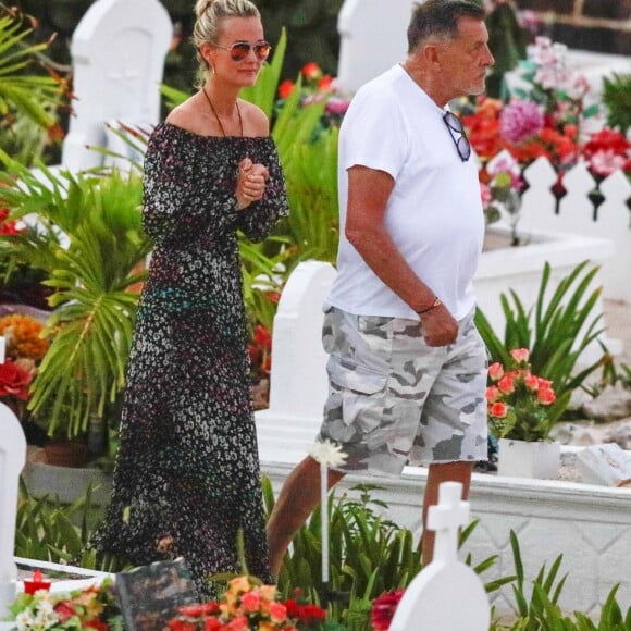 Laeticia Hallyday, Jean-Claude Camus - Laeticia Hallyday s'est recueillie sur la tombe de J. Hallyday avec JC Camus accompagné de sa fille et de son petit-fils au cimetière de Lorient à Saint-Barthélemy le 24 avril 2018.