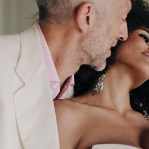 Vincent Cassel et Tina Kunakey fêtent leur premier anniversaire de mariage, le 24 août 2019.