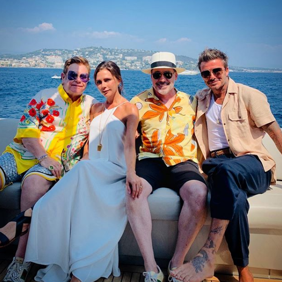 Elton John pose avec David et Victoria Beckham ainsi que son mari David Furnish, sur un yacht dans le Sud de la France, le 25 août 2019.
