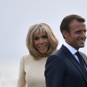 Le président français Emmanuel Macron et sa femme la Première Dame Brigitte Macron lors de l'accueil informel au sommet du G7 à Biarritz, France, le 24 août 2019.