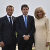 Le président français Emmanuel Macron, sa femme la Première Dame Brigitte Macron avec le Premier ministre italien Giuseppe Conte lors de l'accueil informel au sommet du G7 à Biarritz, France, le 24 août 2019.