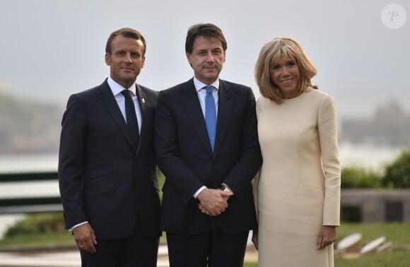 Le président français Emmanuel Macron, sa femme la Première Dame Brigitte Macron avec le Premier ministre italien Giuseppe Conte lors de l'accueil informel au sommet du G7 à Biarritz, France, le 24 août 2019.