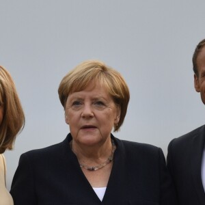 Le président français Emmanuel Macron, sa femme la Première Dame Brigitte Macron et la chancelière allemande Angela Merkel lors de l'accueil informel au sommet du G7 à Biarritz, France, le 24 août 2019.