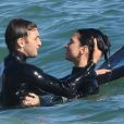 Dua Lipa et son petit ami Anwar Hadid font du surf à Malibu. Les amoureux passent le week-end ensemble pour les 24 ans de la chanteuse. Ils s'embrassent dans l'eau et profitent d'une belle journée, le 23 août 2019.