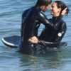 Dua Lipa et son petit ami Anwar Hadid font du surf à Malibu. Les amoureux passent le week-end ensemble pour les 24 ans de la chanteuse. Ils s'embrassent dans l'eau et profitent d'une belle journée, le 23 août 2019.