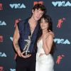 Shawn Mendes et sa petite amie Camila Cabello, lauréats du prix de Meilleure collaboration pour "Senorita" aux MTV Video Music Awards 2019. Newark, le 26 août 2019.