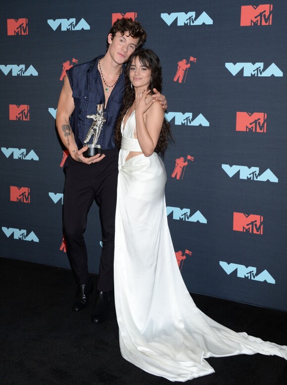 Shawn Mendes et sa petite amie Camila Cabello, lauréats du prix de Meilleure collaboration pour "Senorita" aux MTV Video Music Awards 2019. Newark, le 26 août 2019.