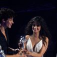 Shawn Mendes et sa petite amie Camila Cabello, lauréats du prix de Meilleure collaboration pour "Senorita" aux MTV Video Music Awards 2019. Newark, le 26 août 2019.