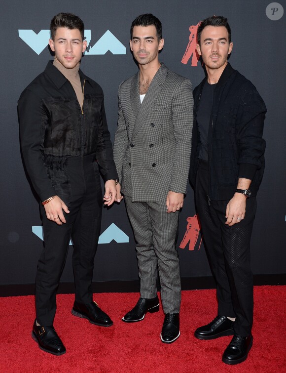 Nick, Joe et Kevin Jonas (The Jonas Brothers) assistent aux MTV Video Music Awards à Newark dans le New Jersey, le 26 août 2019.