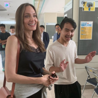 Angelina Jolie bouleversée par la rentrée de Maddox en Corée : "Il me manque"