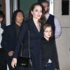 Angelina Jolie sort avec ses enfants Shiloh, Zahara, Maddox, Pax, Knox et Vivienne de l'hôtel Crosby à New York, le 25 février 2019