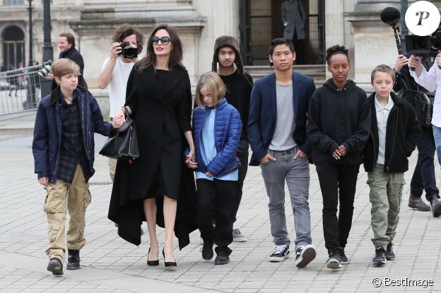 Angelina Jolie et ses enfants (Maddox, Zahara, Shiloh, Pax, Knox et Vivienne) quittent le musée du Louvre à Paris le 30 janvier 2018.