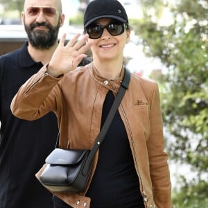 Juliette Binoche arrive à l'aéroport de Venise-Marco Polo en marge du 76e festival du film de Venise, la Mostra, à Venise, Italie, le 28 août 2019.