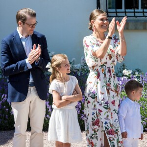 La princesse héritière Victoria et le prince Daniel de Suède avec leurs enfants la princesse Estelle et le prince Oscar le 14 juillet 2019 à la Villa Solliden sur l'île d'Öland, le jour du 42e anniversaire de Victoria.