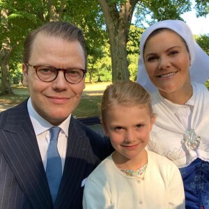 La princesse Estelle de Suède avec ses parents le prince Daniel et la princesse héritière Victoria de Suède le 14 juillet 2019, photographiés par Christopher O'Neill, mari de la princesse Madeleine, lors des célébrations du 42e anniversaire de Victoria à Borgholm. ©Instagram Cour royale de Suède/Christopher O'Neill