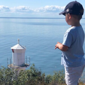 Le prince Oscar sur l'île de Blå Jungfrun dans le détroit de Kalmar lors des vacances d'été 2019, photographié par sa mère la princesse héritière Victoria de Suède. ©Instagram cour royale de Suède/Princesse héritière Victoria