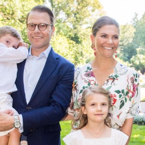 La princesse héritière Victoria et le prince Daniel de Suède avec leurs enfants la princesse Estelle et le prince Oscar le 14 juillet 2019 à la Villa Solliden sur l'île d'Öland, le jour du 42e anniversaire de Victoria.