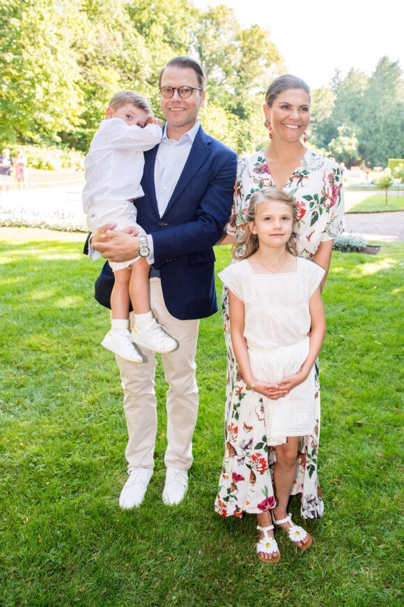 La princesse héritière Victoria et le prince Daniel de Suède avec leurs enfants la princesse Estelle et le prince Oscar le 14 juillet 2019 à la Villa Solliden sur l'île d'Öland, le jour du 42e anniversaire de Victoria.