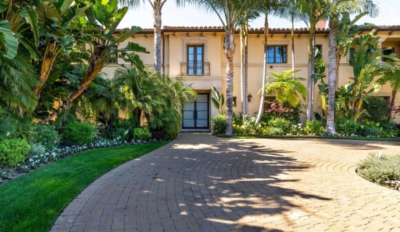 Kaley Cuoco met en vente sa maison située dans le quartier de Tarzana à Los Angeles pour 4,9 millions de dollars.