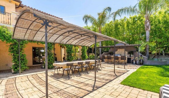 Kaley Cuoco met en vente sa maison située dans le quartier de Tarzana à Los Angeles pour 4,9 millions de dollars.