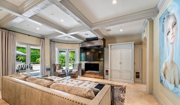 Kaley Cuoco met en vente sa maison située dans le quartier de Tarzana à Los Angeles pour 4,9 millions de dollars.