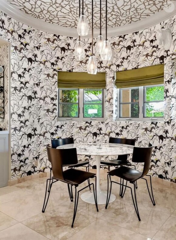 Kaley Cuoco met en vente sa maison située dans le quartier de Tarzana à Los Angeles pour 4,9 millions de dollars.