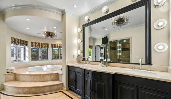 Kaley Cuoco met en vente sa maison située dans le quartier de Tarzana à Los Angeles pour 4,9 millions de dollars.