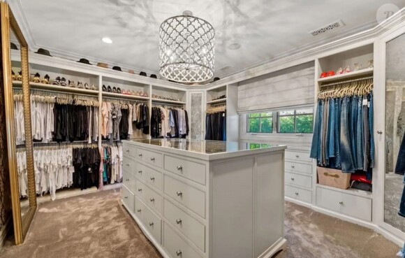 Kaley Cuoco met en vente sa maison située dans le quartier de Tarzana à Los Angeles pour 4,9 millions de dollars.