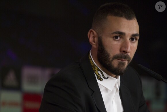 Karim Benzema annonce, lors d'une conférence de presse au stade Santiago Bernabeu, la prolongation de son contrat au club Real Madrid. Le 21 septembre 2017