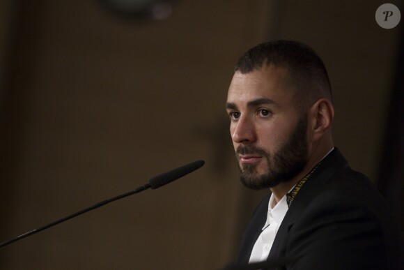 Karim Benzema annonce, lors d'une conférence de presse au stade Santiago Bernabeu, la prolongation de son contrat au club Real Madrid. Le 21 septembre 2017
