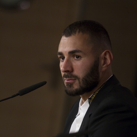 Karim Benzema annonce, lors d'une conférence de presse au stade Santiago Bernabeu, la prolongation de son contrat au club Real Madrid. Le 21 septembre 2017