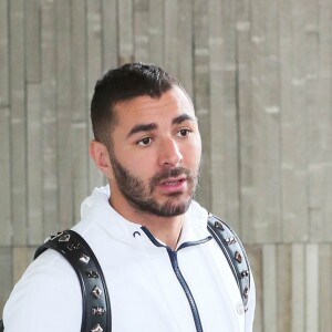 Exclusif - Karim Benzema arrive à l'aéroport Roissy CDG en survêtement blanc le 23 juin 2015.