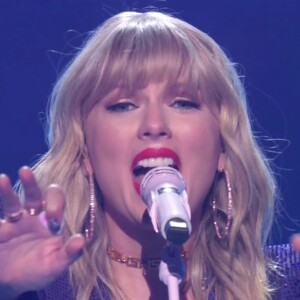Taylor Swift chante sa chanson "You Need to Calm Down" sur la scène des MTV Video Music Awards (MTV VMA's) à Newark dans le New Jersey, le 26 août 2019.