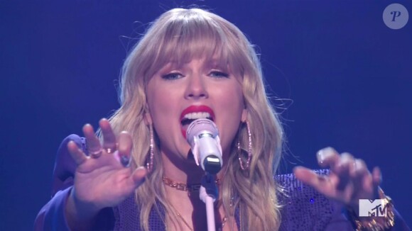 Taylor Swift chante sa chanson "You Need to Calm Down" sur la scène des MTV Video Music Awards (MTV VMA's) à Newark dans le New Jersey, le 26 août 2019.