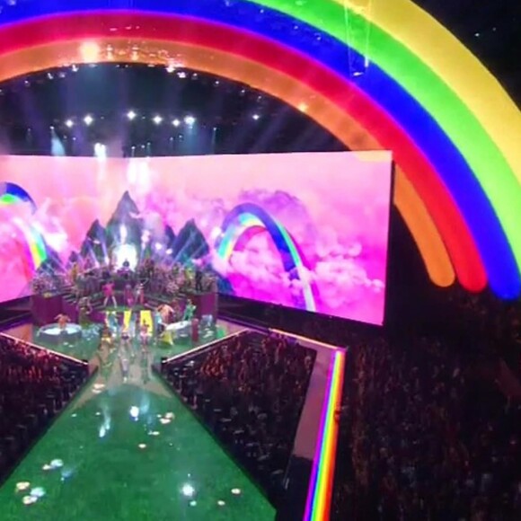 Taylor Swift chante sa chanson "You Need to Calm Down" sur la scène des MTV Video Music Awards (MTV VMA's) à Newark dans le New Jersey, le 26 août 2019.