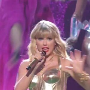 Taylor Swift chante sa chanson "You Need to Calm Down" sur la scène des MTV Video Music Awards (MTV VMA's) à Newark dans le New Jersey, le 26 août 2019.