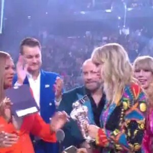 John Travolta a confondu Taylor Swift avec une drag queen sur la scène des MTV Video Music Awards (MTV VMA's) à Newark dans le New Jersey, le 26 août 2019.