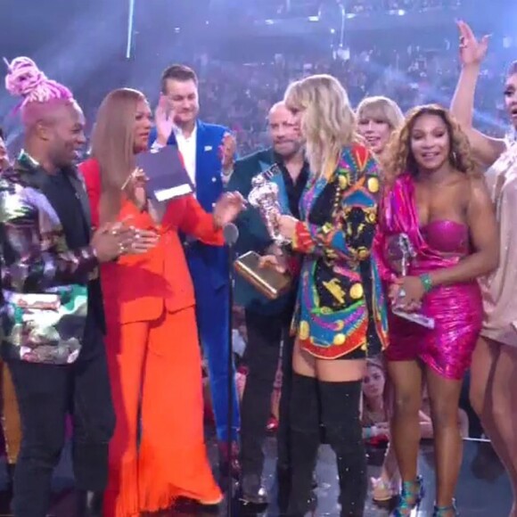 John Travolta a confondu Taylor Swift avec une drag queen sur la scène des MTV Video Music Awards (MTV VMA's) à Newark dans le New Jersey, le 26 août 2019.