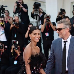 Vincent Cassel et sa femme Tina Kunakey sur le tapis rouge du Palais du cinéma de Venise pour le film "J'accuse!" lors de la 76ème Mostra de Venise. Le 30 Août 2019.