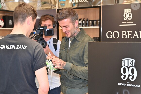 David Beckham fait la promotion de ses produits cosmétiques pour hommes House 99 (soins pour le visage, la barbe, le corps et les cheveux) dans la boutique éphémère le de House 99 aux Galeries Lafayette Champs-Élysées, à Paris, France, le 21 mai 2019.