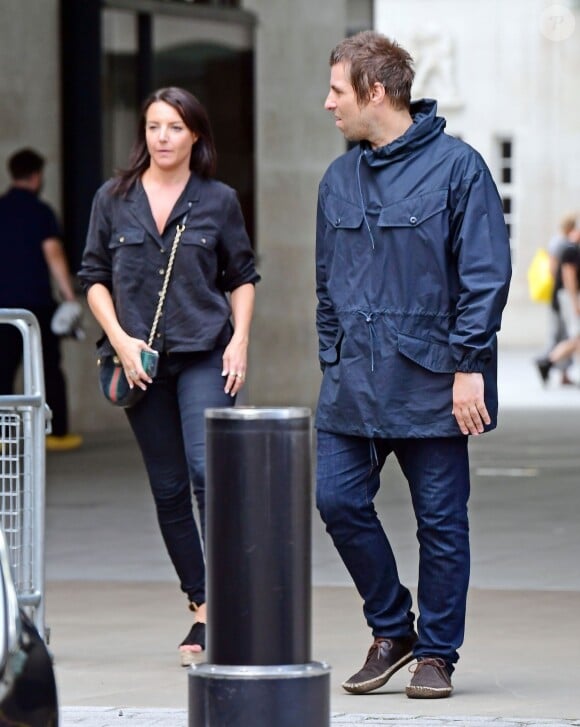 Exclusif - Liam Gallagher et sa compagne Debbie Gwyther font leurs courses dans les rues de Londres le 24 juillet 2019.