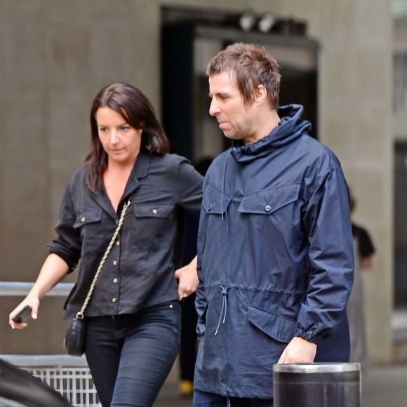 Exclusif - Liam Gallagher et sa compagne Debbie Gwyther font leurs courses dans les rues de Londres le 24 juillet 2019.