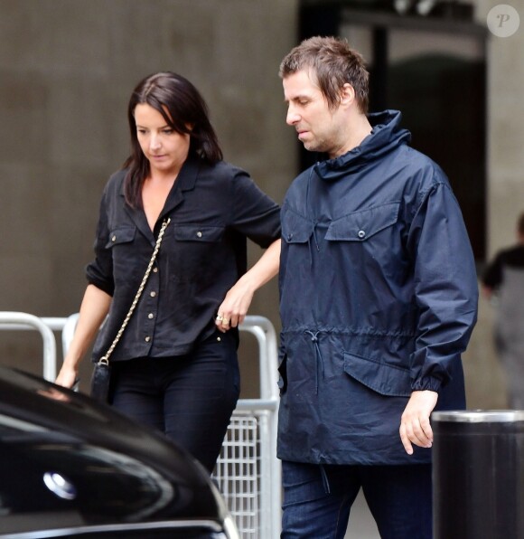 Exclusif - Liam Gallagher et sa compagne Debbie Gwyther font leurs courses dans les rues de Londres le 24 juillet 2019.