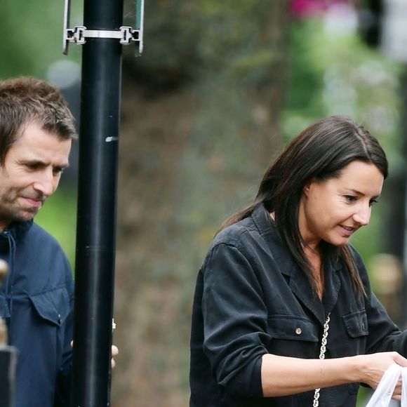Exclusif - Liam Gallagher et sa compagne Debbie Gwyther font leurs courses dans les rues de Londres le 24 juillet 2019.