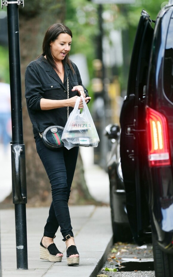 Exclusif - Liam Gallagher et sa compagne Debbie Gwyther font leurs courses dans les rues de Londres le 24 juillet 2019.