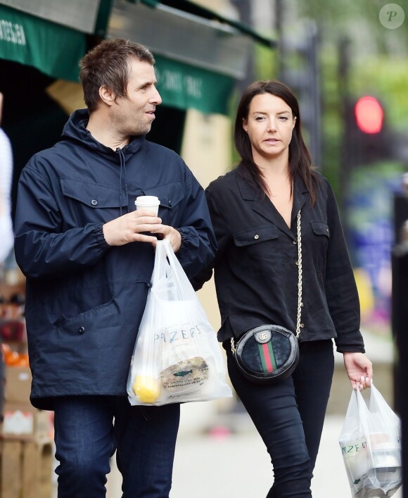 Exclusif - Liam Gallagher et sa compagne Debbie Gwyther font leurs courses dans les rues de Londres le 24 juillet 2019.