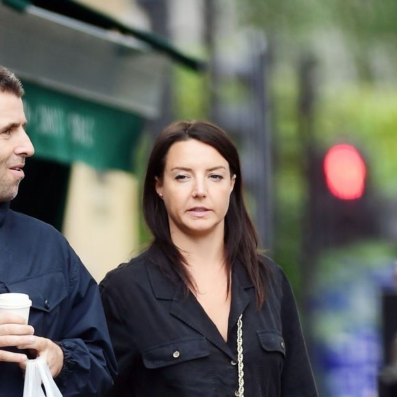 Exclusif - Liam Gallagher et sa compagne Debbie Gwyther font leurs courses dans les rues de Londres le 24 juillet 2019.